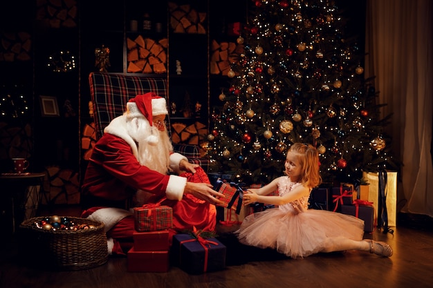 Papai Noel e menina no dia de natal