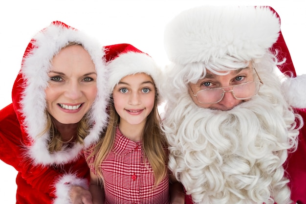 Papai Noel e Sra. Claus sorrindo para a câmera com garotinha