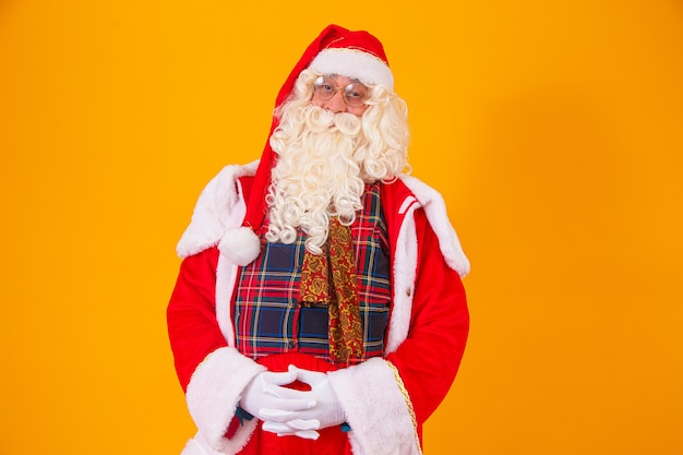 Papai Noel em fundo amarelo com espaço para texto