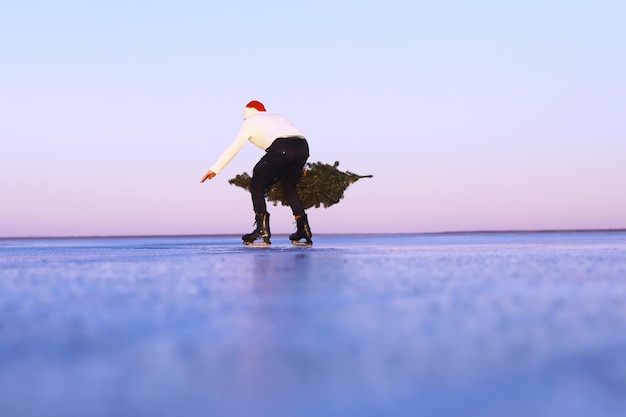 Papai Noel em patins de gelo vai ao Natal Papai Noel se apressa para conhecer o Ano Novo com presentes e árvore de Natal