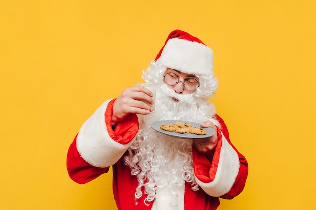 Papai Noel engraçado com biscoitos deliciosos