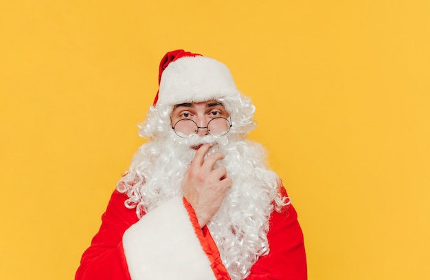 Papai Noel engraçado em um fundo amarelo