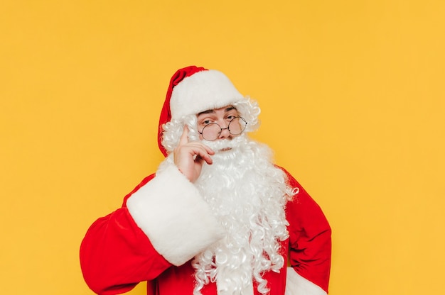 Papai Noel engraçado em um fundo amarelo