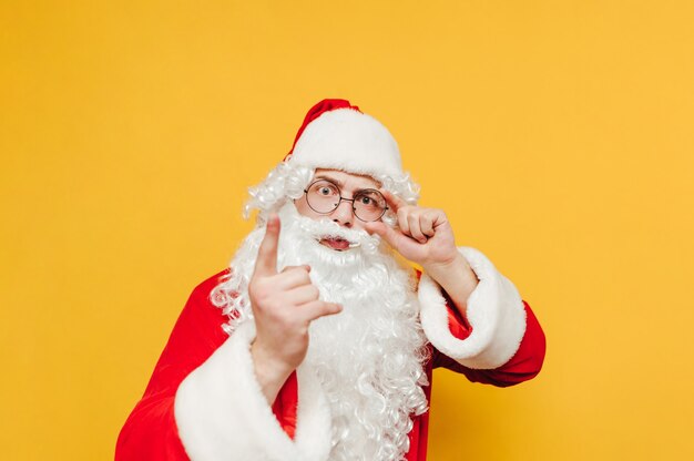 Papai Noel engraçado em um fundo amarelo