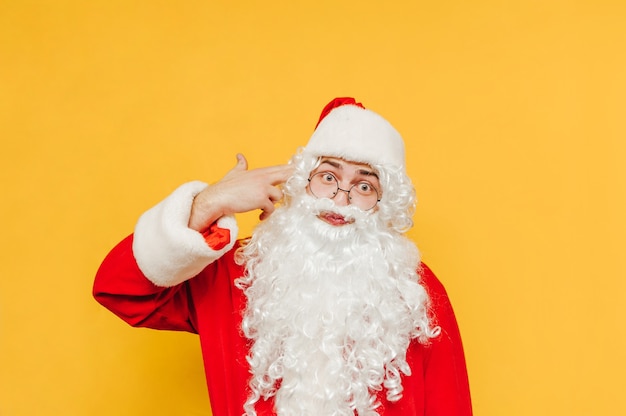 Papai Noel engraçado em um fundo amarelo