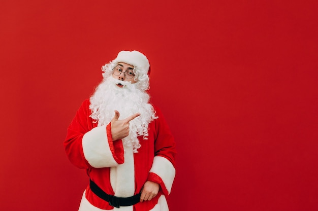 Papai Noel engraçado em um fundo vermelho