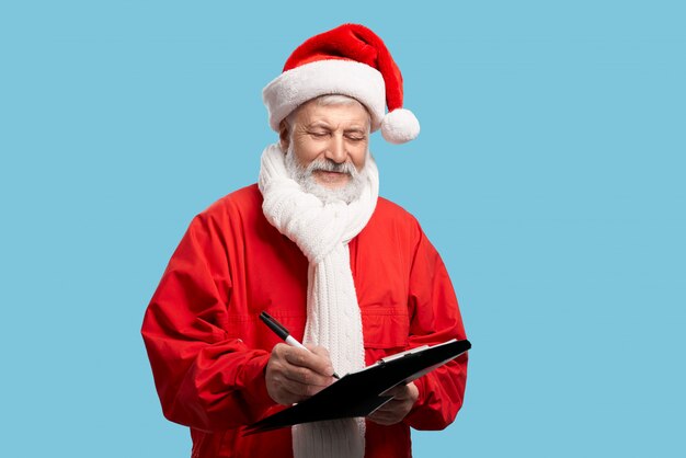 Papai Noel escrevendo na prancheta infantil desejos