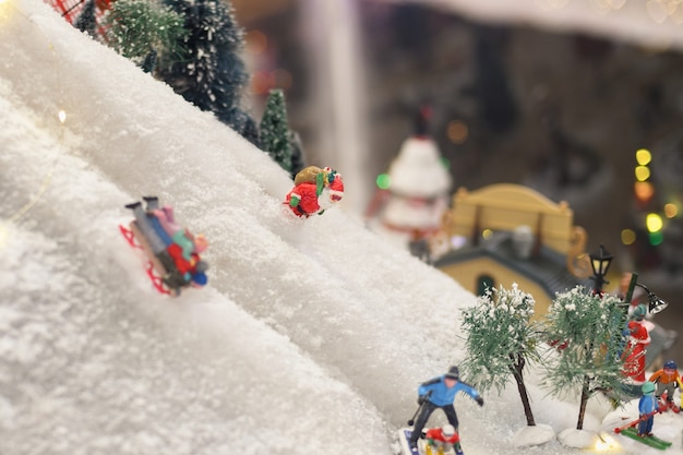 Papai Noel está esquiando na neve Cena do inverno