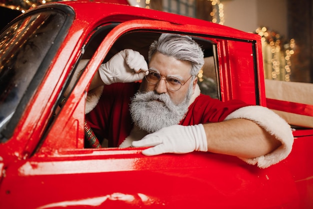 Papai Noel está se preparando para o Natal. Retrato do Papai Noel dirigindo