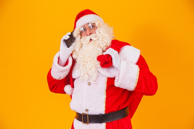 Papai Noel falando ao telefone