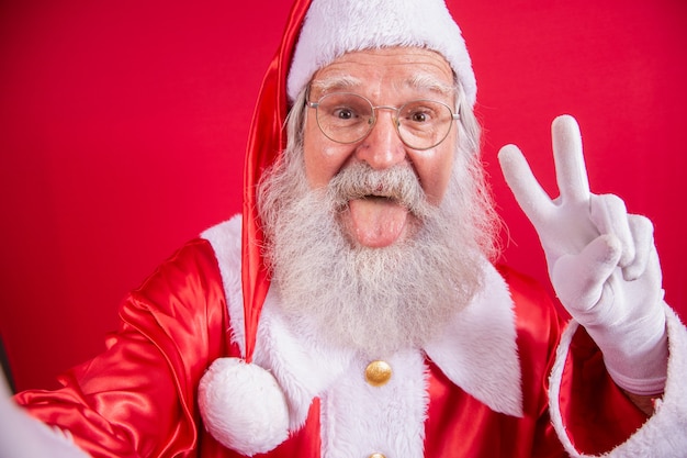 Papai Noel fazendo fotos de selfie. Noite de natal. Entrega de presente. Sonhos encantados de crianças.