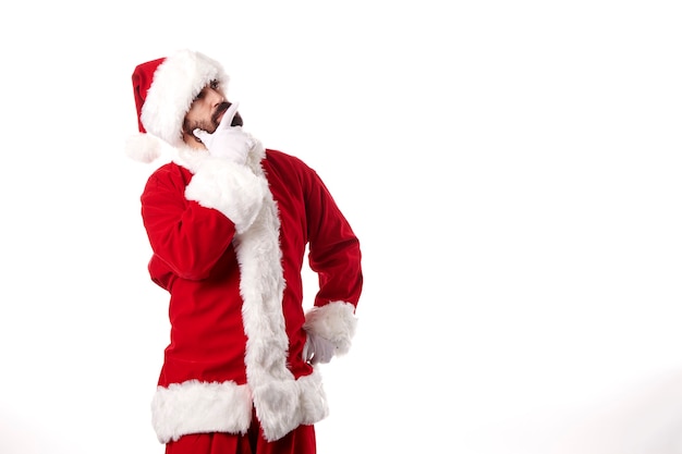 Papai Noel fazendo gestos de expressão em um fundo branco