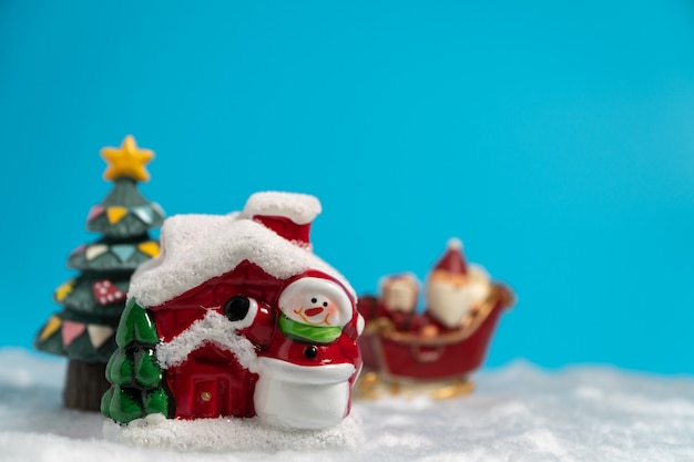 Papai Noel feliz com a caixa de presentes no trenó da neve que vai nevar casa.