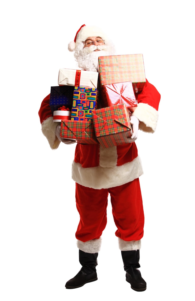 Foto papai noel feliz com presentes de natal olhando para a câmera