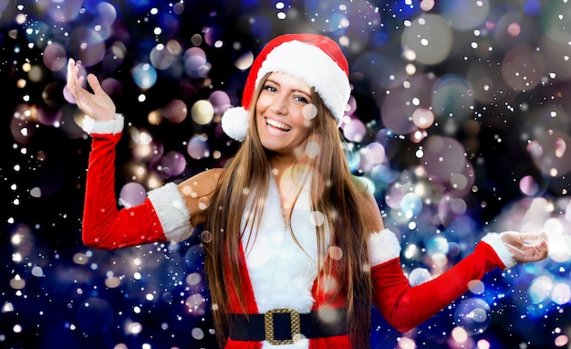 Papai Noel feminino sob a neve