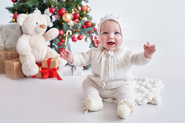 Papai Noel fundo da árvore de Natal Feliz Ano Novo Criança em terno de malha