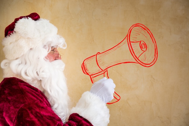 Papai Noel gritando através do megafone desenhado. Conceito de comunicação.