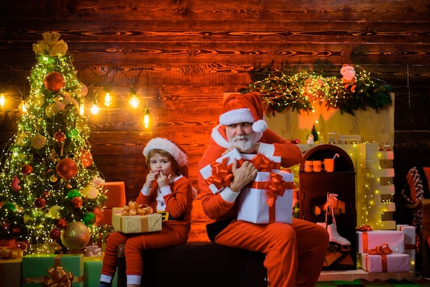 Papai Noel homem e menino papai noel em casa decoração de natal presente de natal férias em família