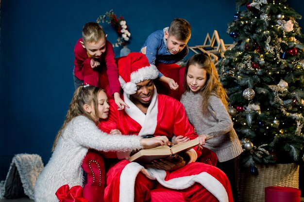 Papai Noel lê a história de Natal para crianças