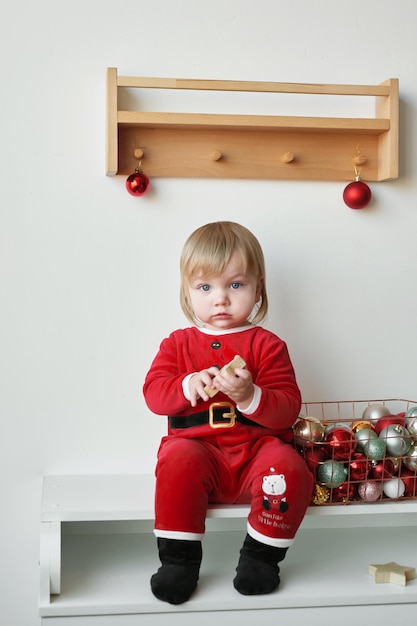 Papai Noel Linda criança Feliz natal e feliz ano novo Fundo da árvore de Natal