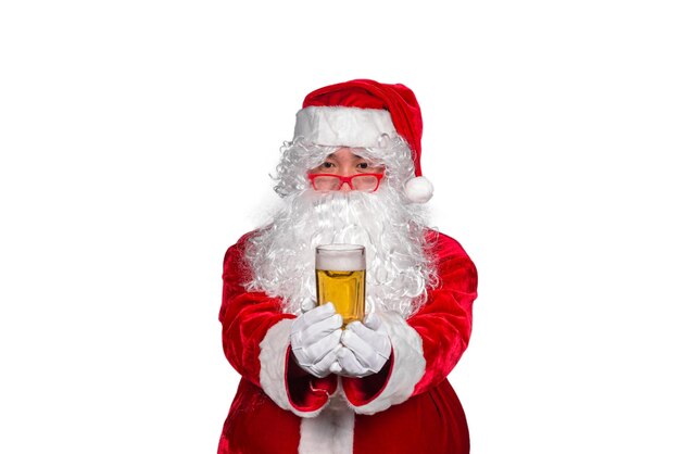 Papai noel mostra copo de cerveja depois da festa ontem à noiteFeliz dia de natalFeliz tempo com a família