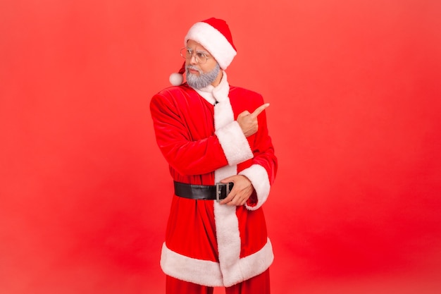 Papai Noel mostrando expressão de ressentimento irritado, mandando embora, sentindo-se traído.