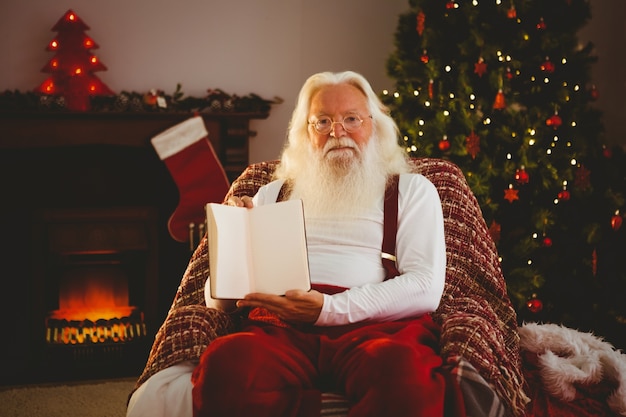 Papai noel mostrando seu livro