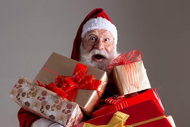 Papai Noel oferecendo presentes para a câmera. Recebendo presentes de Natal. Festas de ano novo.