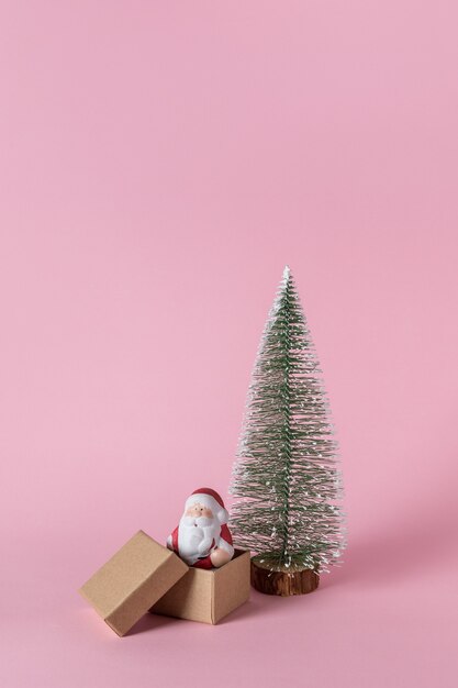 Papai Noel pequeno com caixas de presente