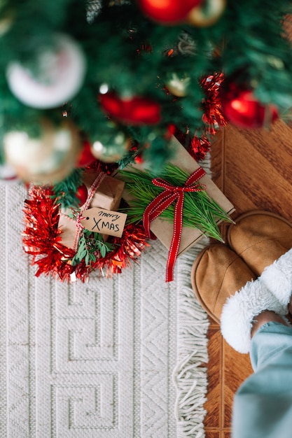 Papai Noel presente embaixo da árvore de natal