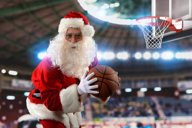 Papai noel pronto para jogar basquete no natal