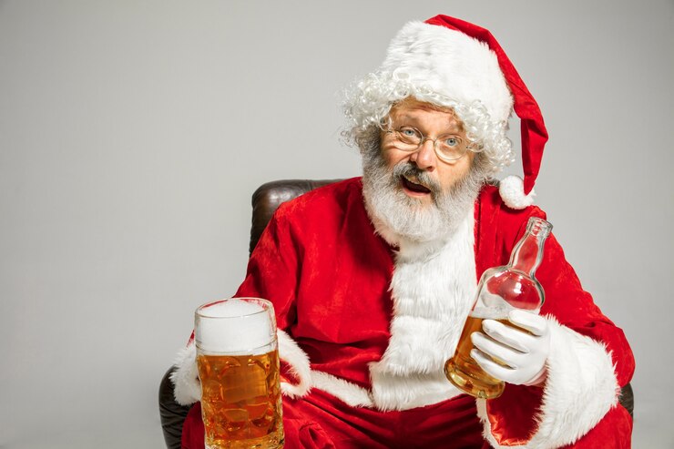 Foto papai noel puxando uma sacola enorme cheia de presentes de natal, isolados no fundo branco