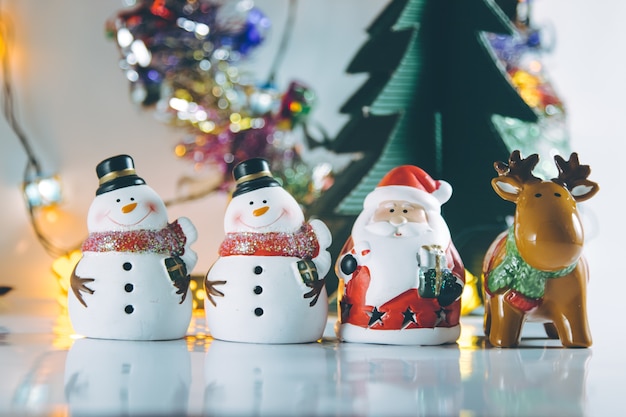 Papai Noel, rena e boneco de neve feliz Natal e feliz ano novo