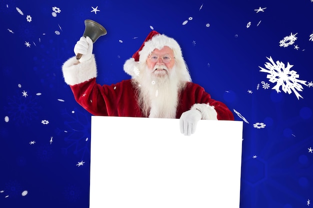 Papai Noel segura uma placa e toca sua campainha contra o fundo azul do floco de neve