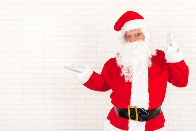 Foto papai noel segurando a mão vazia