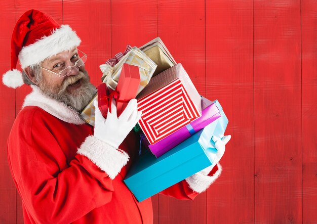 Papai noel segurando caixas de presente