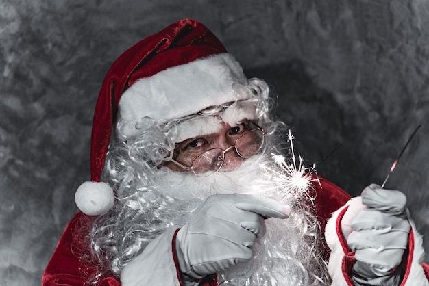 Papai Noel segurando fogos de artifício para brincarFeliz natalFelicidade para as criançasBem-vindo ao invernoFeliz ano novo