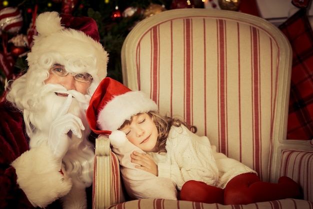 Papai Noel segurando o presente de Natal. Conceito de férias de natal