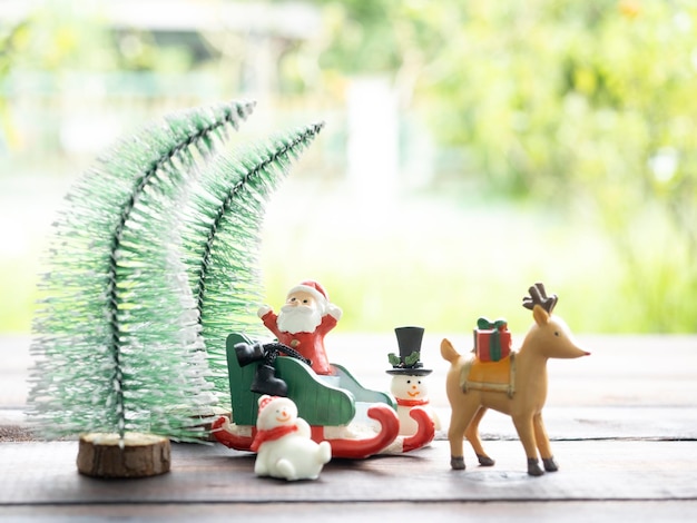 Papai Noel sentado no trenó esperando a festa de Natal e as crianças esperando o Papai Noel enviar presentes