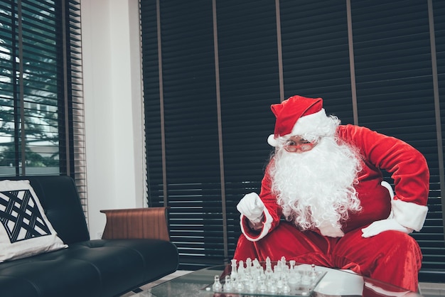 Papai Noel solitário jogando xadrez sozinho com tristeza