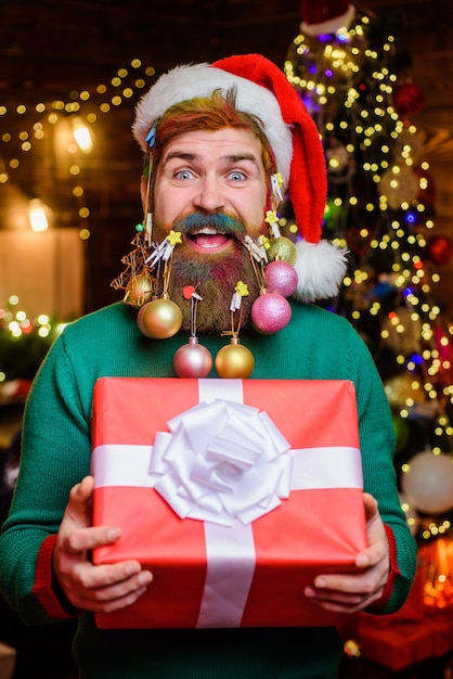 Papai Noel sorridente com presente Desejo-lhe feliz Natal Barba decorada decorações de Natal