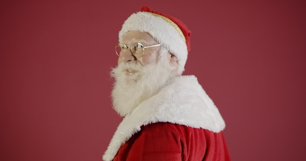 Papai Noel sorrindo, olhando para a câmera.