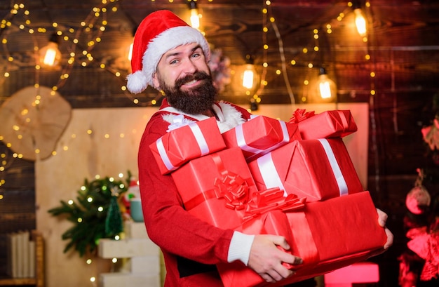 Papai noel tem muitos presentes Celebrar com alegria Celebrar as férias de inverno Que sua casa seja preenchida com todas as alegrias da estação Homem barbudo papai noel celebre o natal com presentes Celebração do ano novo