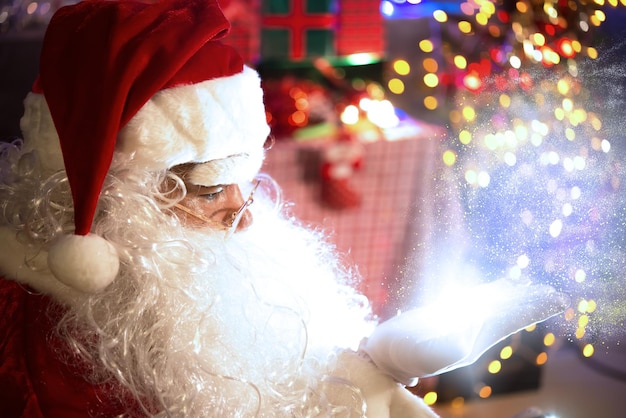 Papai noel tem uma magia em handelry natalPresentes para criançasRetrato de papai noel em fundo brancoDezembro é o mês do Natal