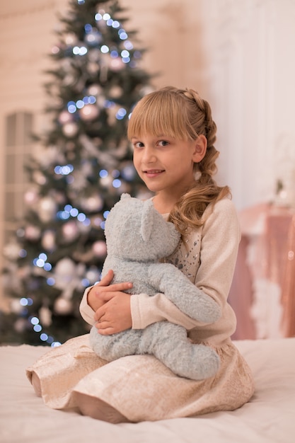 Papai noel trouxe um ursinho de pelúcia para a menina no natal