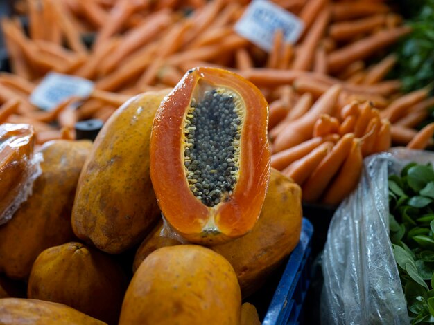 Foto papaias frescas no mercado local