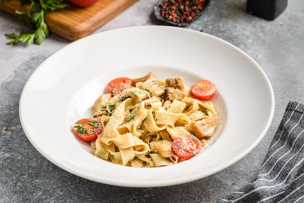 papardelle con hongos porcini y tomates