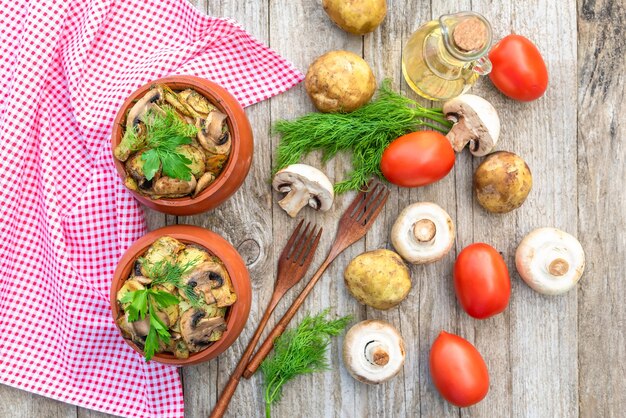 Papas al horno con pollo y champiñones con la adición de diferentes condimentos.