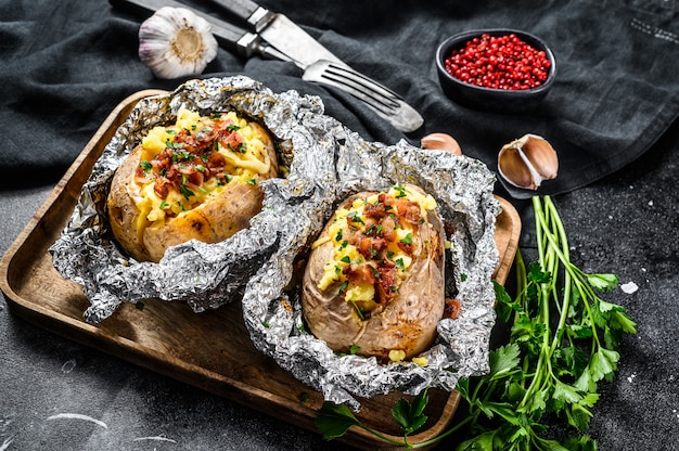 Papas al horno con tocino y queso