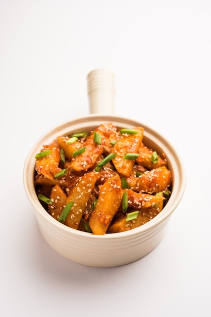 Las papas crujientes con miel y chile son un bocadillo súper adictivo de la cocina india china